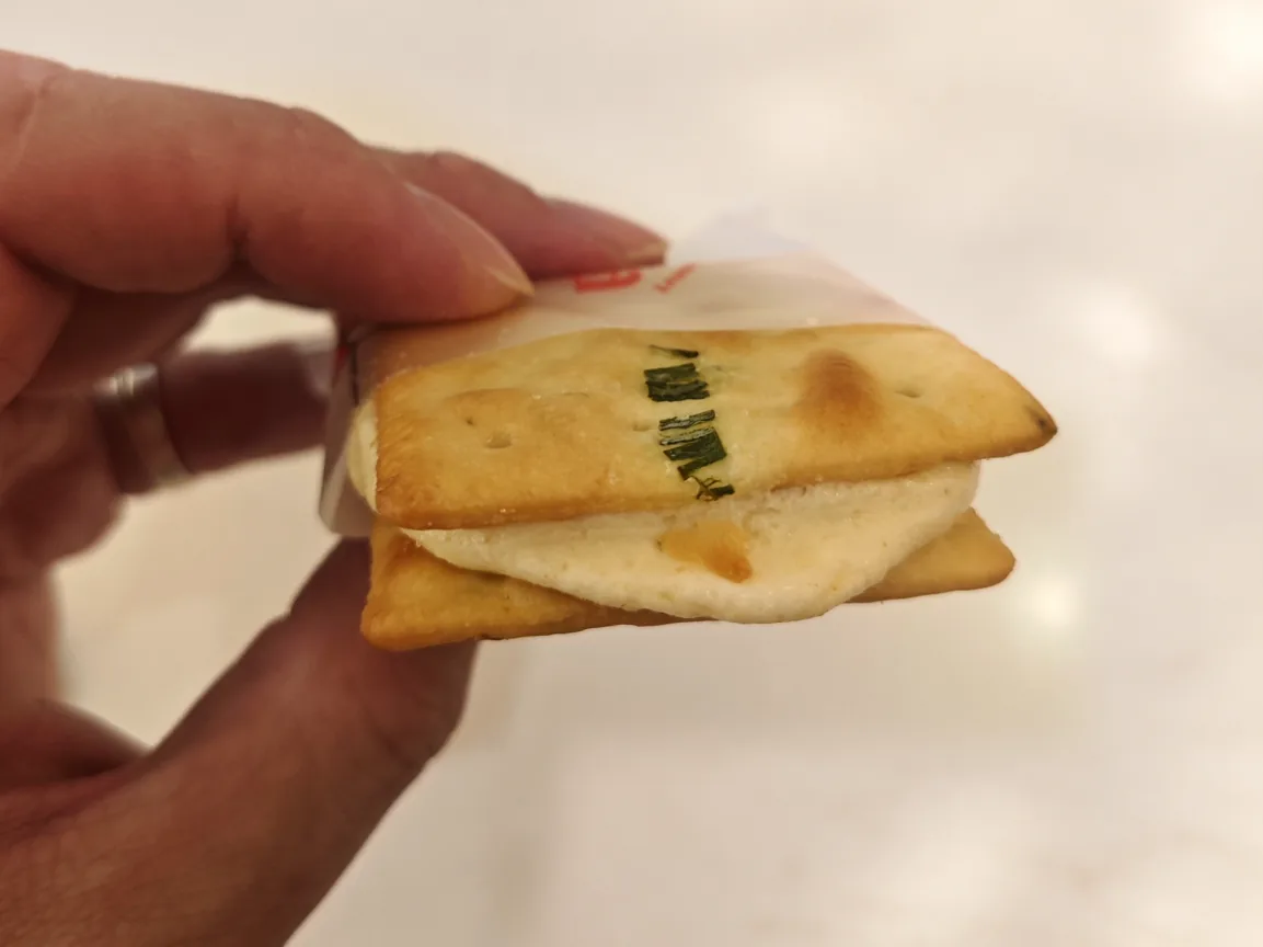牛軋餅側面:兩片薄蘇打餅中間夾著厚厚的牛軋餡
