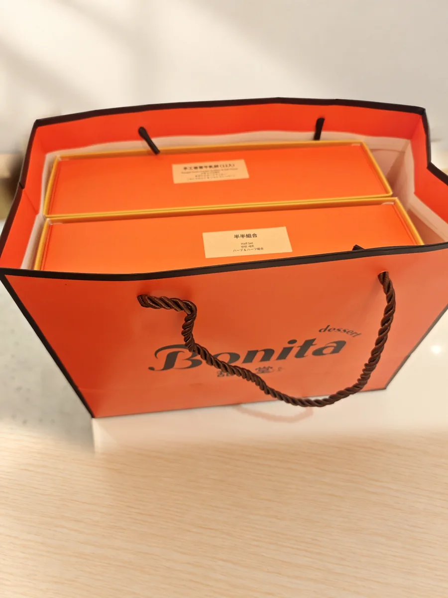 Bonita 甜堂提袋裝著禮盒